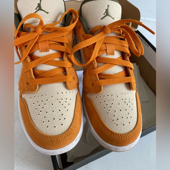 NIKE JORDAN